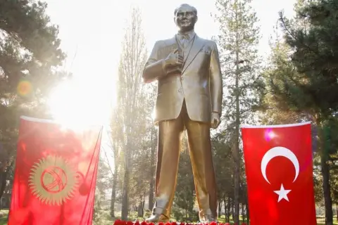 Расшифровка тайны: символическое значение памятника Мустафы Кемаля Ататюрка в Турции